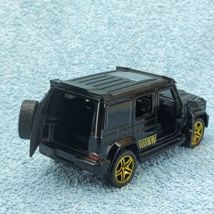 Collectible SUV Model Off-Road Vehicle Alloy Material Pull Back Function Boy Toy Gift, The Main Driver And Passenger Seats Can Open The Front Hood And Trunk Can Be Opened, a Gift for Children Is Very Suitable