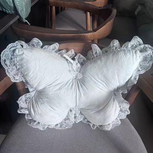 Butterfly-shaped Home Decor Throw Pillow with White Lace Trim, Made of Luxurious Velvet Fabric and Polyester Fiber Filling. Suitable for Beds, Sofas, Carriages, and Office Spaces. Perfect for Living Rooms, Bedrooms, Weddings, Birthdays, and Other