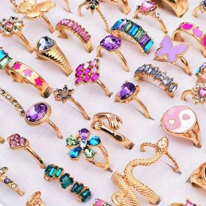 Wholesale 20pcs/Pack Women'S Fashion Stacked Ring Golden Color Alloy Material Men And Women'S Ring Size 15Mm-19Mm Mixed Love Butterfly Animal Snake Heart Diverse Design Suitable for Party Gifts Charm Finger Rings Set No Box